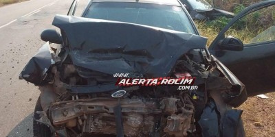 URGENTE - Morador da linha 200 morre após colisão frontal entre dois carros na RO-010 em Rolim de Moura