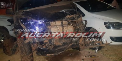 Condutor de caminhonete avança via e colide em 04 veículos durante a noite de quinta-feira em Rolim de Moura