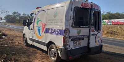 Ambulância é atingida por carreta na BR-364 em Vilhena