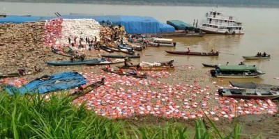 Balsa carregada de alimentos vira no rio Madeira