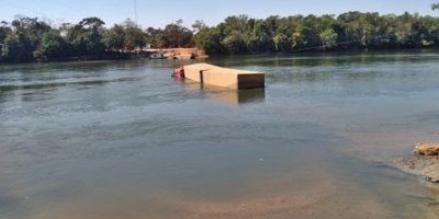Carreta cai de balsa dentro de rio no MT