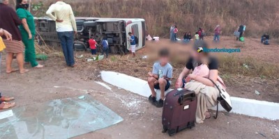 Ônibus tomba na BR-364 e deixa vários feridos em RO