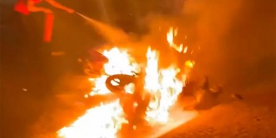 Vídeo: motocicletas pegam fogo após colisão em Ji-Paraná