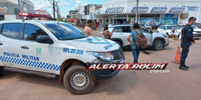 Carro e moto colidem no Centro de Rolim de Moura nesta tarde de sexta-feira