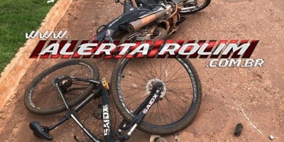 Mulher é encaminhada a Cacoal, após colisão entre moto e bicicleta na esquina da UPA de Rolim de Moura