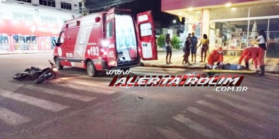 Dois homens ficaram desacordados após sofrerem queda de moto nesta madrugada em Rolim de Moura; Um deles foi encaminhado para Cacoal - Vídeo
