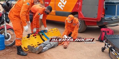 Entregador fica ferido após sofrer queda de moto na Rua Afonso Pena em Rolim de Moura - Vídeo