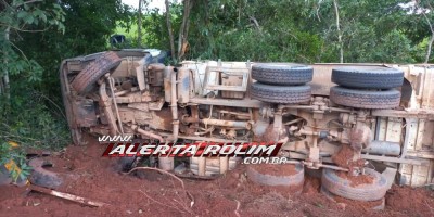 Caminhão caçamba do DER tombou na RO-010 próximo a linha 172 em Rolim de Moura - Vídeo