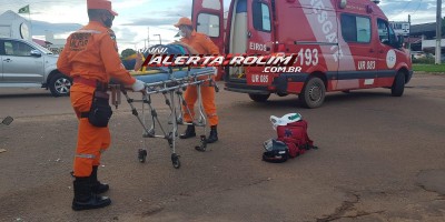 Terceiro acidente do dia envolveu caminhonete e moto e ocorreu no Centro de Rolim de Moura - Vídeo