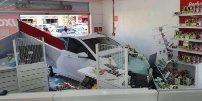 Vídeo mostra momento em que carro invade farmácia em RO