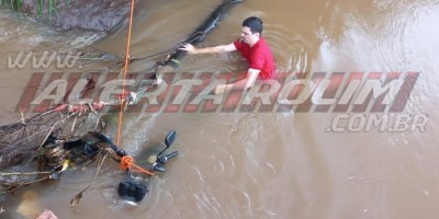 Bombeiros retiram moto de dentro do Rio Anta após condutor se desequilibrar ao passar em ponte em Rolim de Moura - Vídeo