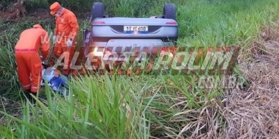 Após retornar para pegar sacola de pão que deixou cair, motociclista é atingido por carro que em seguida capotou na RO-383 em Rolim de Moura - Vídeo