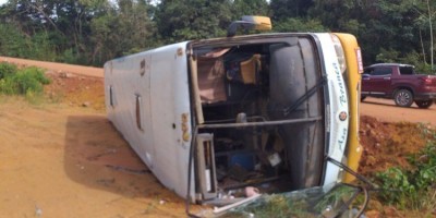 Motorista dorme ao volante e tomba ônibus em RO