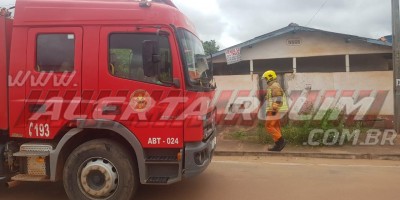 Bombeiros agem rápido e evitam que casa fosse consumida por incêndio nesta manhã em Rolim de Moura