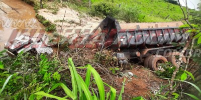 Cabine se desprende de caçamba após condutor sair da pista e parar em córrego da RO-010 em Nova Estrela