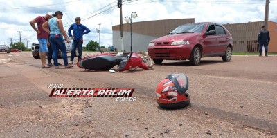 Uma pessoa foi socorrida após colisão entre carro e moto no Centro de Rolim de Moura