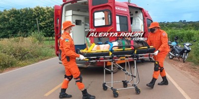 Carro invade pista contrária e atinge motociclista na RO-010 em Rolim de Moura; Vítima fraturou uma das pernas - Vídeo