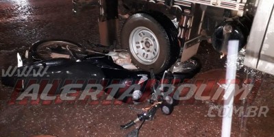 Moto de entregador vai parar embaixo de caminhonete após colisão no Centro de Rolim de Moura 