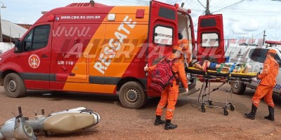 Mulher sofre fratura exposta na perna após ter sua moto atingida por carro no bairro São Cristóvão em Rolim de Moura
