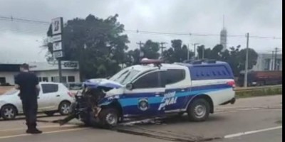 Viatura da Policia penal atinge carreta na BR-364 em RO, vídeo