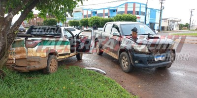 Condutor de Strada avança via e colide em Hilux no Centro de Rolim de Moura - Vídeo