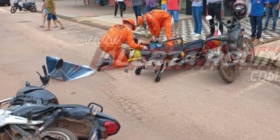 Motociclista foi socorrido pelos bombeiros após bater na traseira de carro que saia de estacionamento em Rolim de Moura - Vídeo