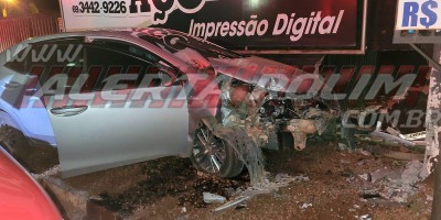 Motorista de carro derruba motociclista delivery, não para e logo em seguida colide em muro e poste de alta tensão em Rolim de Moura - Vídeo