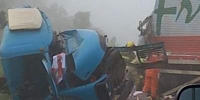 Batida entre dois caminhões resultou em uma morte nesta manhã na BR 364 em Pimenta Bueno