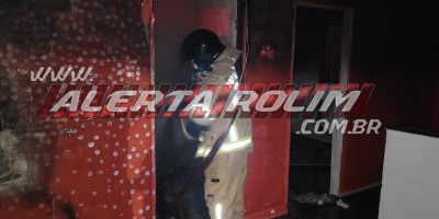 Salão de cabelereiros é destruído por incêndio durante a madrugada no bairro Cidade Alta de Rolim de Moura