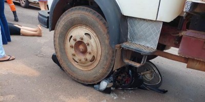 Biz  é esmagada por caminhão em acidente no Centro de Cacoal
