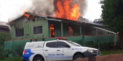 Após botija de gás pegar fogo, casa em madeira foi destruída por incêndio em Espigão do Oeste - Vídeo