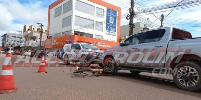 Idoso foi atingido por caminhonete enquanto trafegava em bicicleta elétrica pelo Centro de Rolim de Moura 