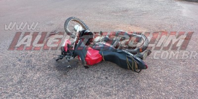 Motociclista é socorrido após bater em caminhão que avançou a via em Rolim de Moura - Vídeo