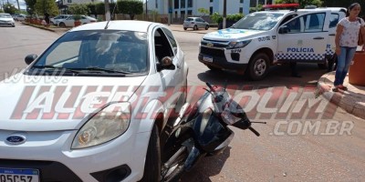 Carro e moto colidiram no Centro de Rolim de Moura neste sábado
