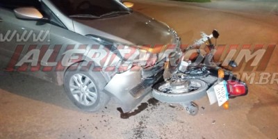 Condutor e passageiro ficaram feridos ao terem moto atingida por carro no Centro de Rolim de Moura