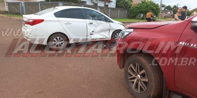 Colisão entre dois carros resultou em danos materiais nesta tarde em Rolim de Moura