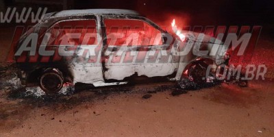 Veículo foi incendiado durante a noite na linha 176 em Rolim de Moura 