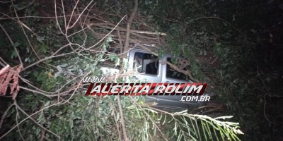 Motorista de caminhonete foi parar em ribanceira após perder o controle da direção na RO 383 em Rolim de Moura