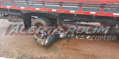 Moto foi parar embaixo de caminhão após colisão no loteamento Cidade Jardim em Rolim de Moura