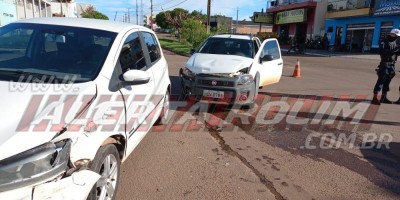Acidente de trânsito envolvendo dois carros foi registrado nesta tarde em Rolim de Moura