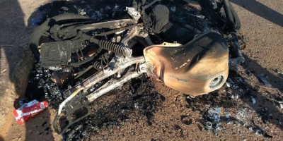 Motocicleta que foi roubada é encontrada queimada em Cacoal