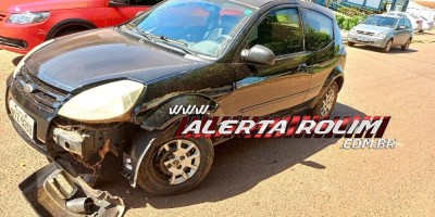 Ao sair de estacionamento, motorista de carro atingiu moto no Centro de Rolim de Moura