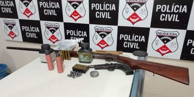Serviço de Investigação e Capturas da Delegacia da Mulher - DEAM, de Rolim de Moura/RO apreende armas de fogo na residência de investigado.