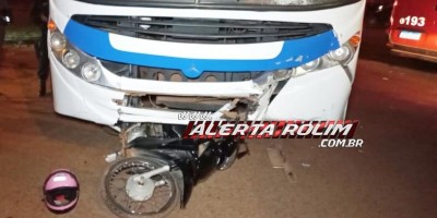 Mulher fraturou a perna após ter sua moto atingida por ônibus nesta noite em Rolim de Moura 