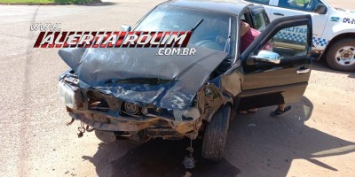 Colisão entre dois carros foi registrada nesta manhã no Centro de Rolim de Moura 