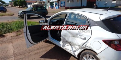 Colisão entre dois carros foi registrada nesta manhã no bairro Planalto em Rolim de Moura 