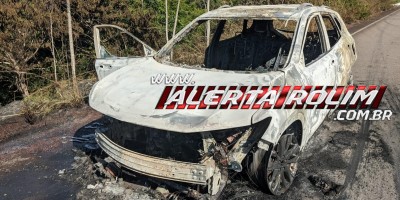 Carro foi completamente destruído por incêndio na RO 479 próximo ao trevo da BR 364 nesta tarde