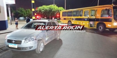 Ônibus escolar e carro colidiram nesta noite em Rolim de Moura 
