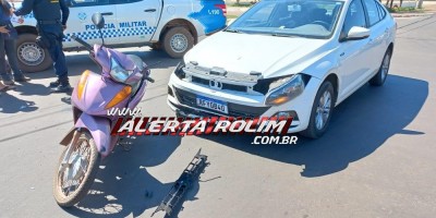 Colisão entre moto e carro foi registrada no começo desta tarde no Centro de Rolim de Moura