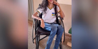 Vaquinha está sendo feita para comprar uma cadeira de rodas para adolescente de Rolim de Moura; Conheça a história dela – Vídeo 